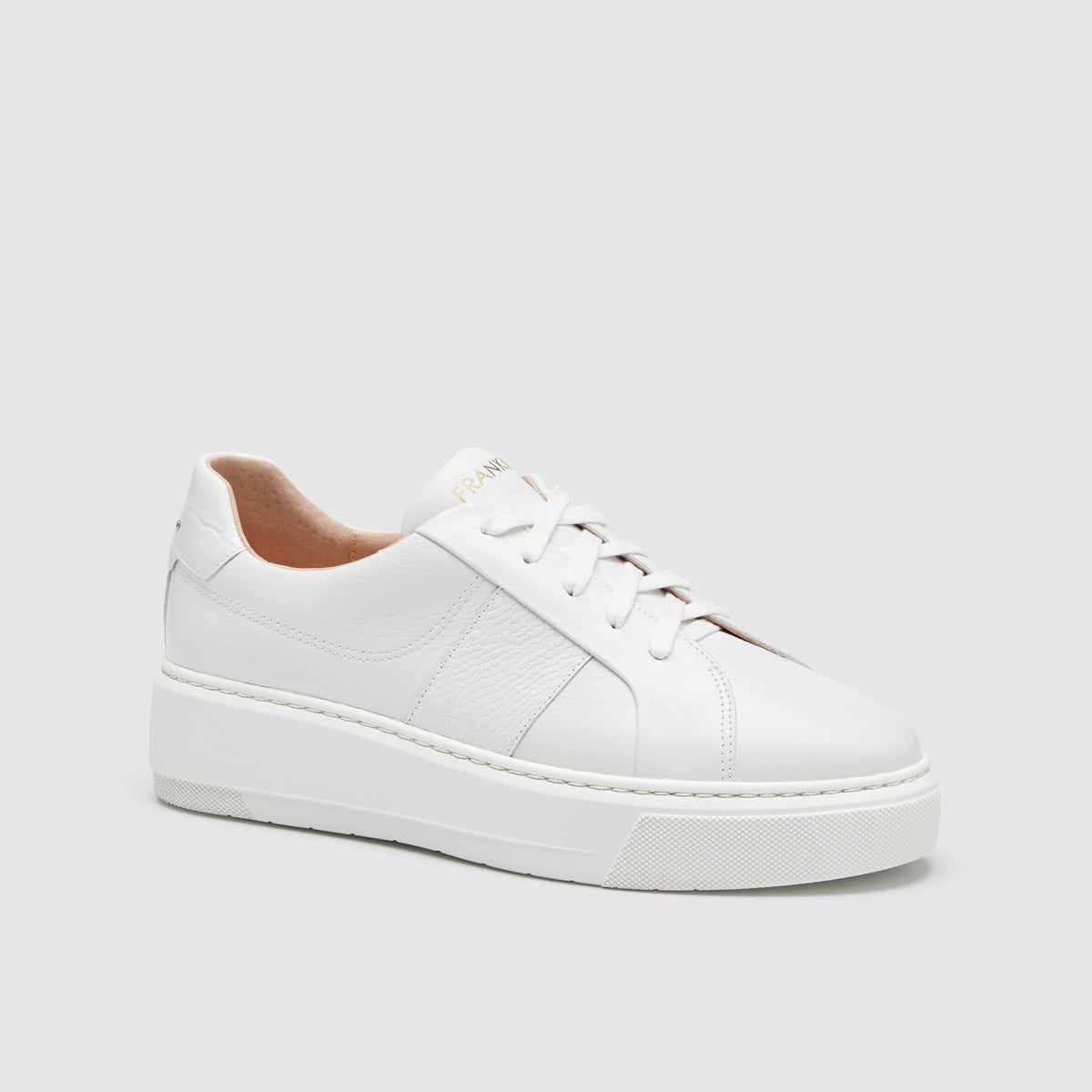 RILEY || WHITE || FRANKiE4 – Free as a Bird